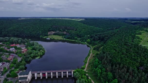 Een dam op een riviertje. Seizoen van de zomer — Stockvideo