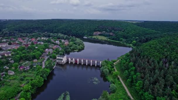 Erzeugung elektrischer Energie aus Flusswasser — Stockvideo