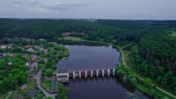 Ein Damm an einem kleinen Fluss. Saison des Sommers — Stockvideo