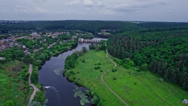 Kleinwasserkraftwerk in Mitteleuropa — Stockvideo