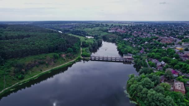 Flygfoto liten damm på floden — Stockvideo