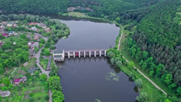 Production d'énergie électrique à partir de l'eau de rivière — Video