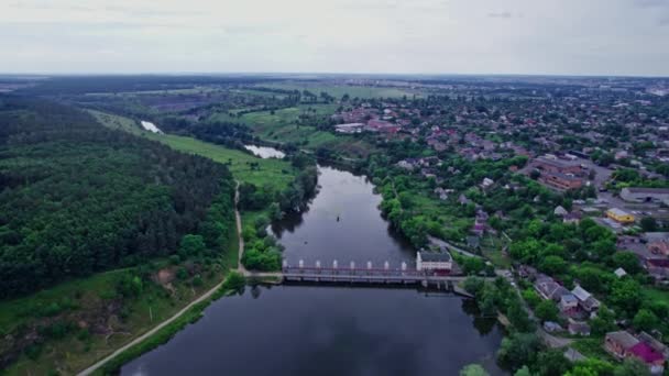 Nehir suyundan elektrik enerjisi üretimi — Stok video