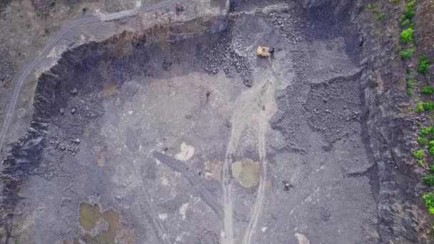 Widok z lotu ptaka na otwartą kopalnię — Wideo stockowe