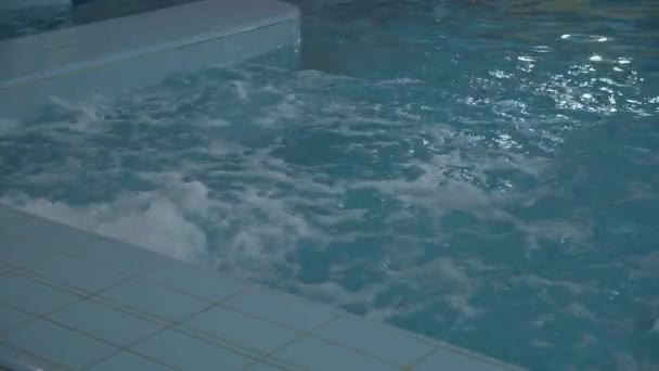 Vicino bolle d'acqua nella vasca idromassaggio — Video Stock