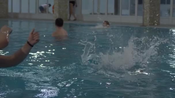 Chlapec má lekci plavání — Stock video
