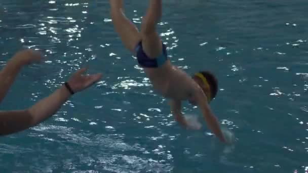 수영 교습을 받는 소년 — 비디오