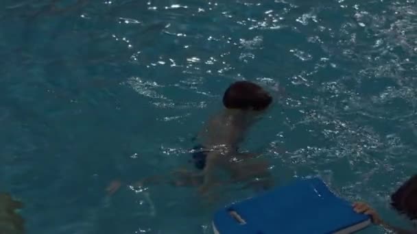 Niño nadando y buceando bajo el agua con diversión en la piscina — Vídeos de Stock