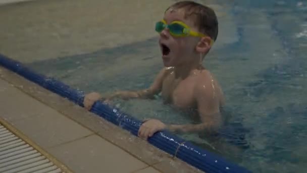 Boy träning i sport simbassäng — Stockvideo