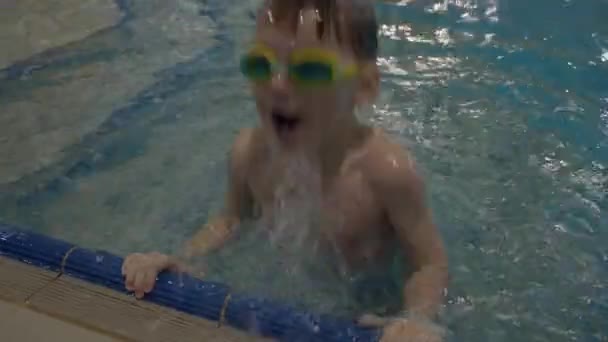 Niño sano disfrutando de un estilo de vida activo — Vídeos de Stock