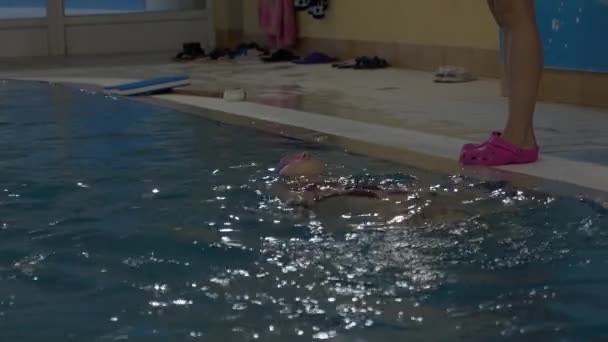 Тренування плавання для дитини — стокове відео
