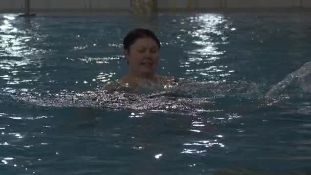 Treinamento de natação para uma criança — Vídeo de Stock