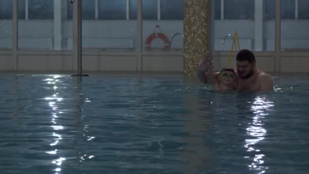 Rapaz a ter uma aula de natação — Vídeo de Stock