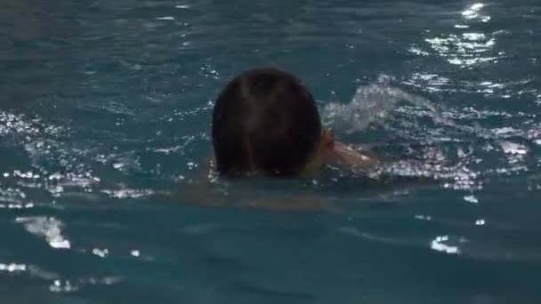 Niño jugando en la piscina al aire libre — Vídeos de Stock