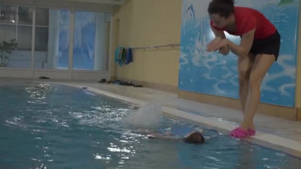 El niño se sumerge en la piscina — Vídeos de Stock