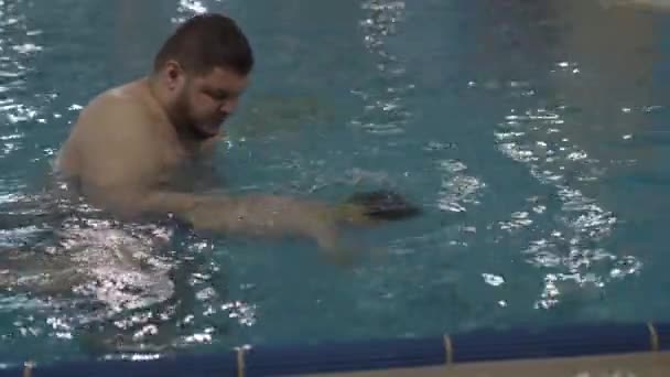 Niño teniendo una lección de natación — Vídeos de Stock