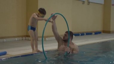 Çocuk yüzme dersi alıyor.