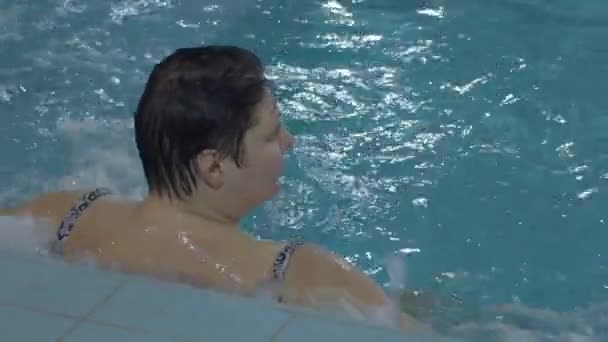 Kvinna njuter av hydroterapi och vattendrag — Stockvideo