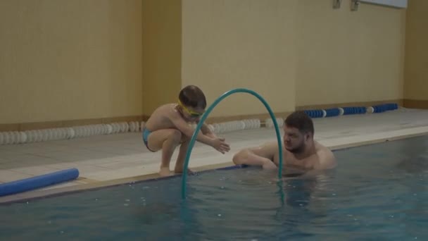 Barnträning i poolen — Stockvideo