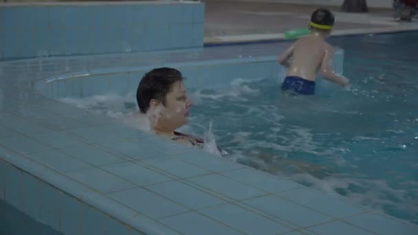 Frau genießt Hydrotherapie und Wasserlauf — Stockvideo