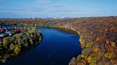 Orman havası manzarasında sonbaharın başlarında