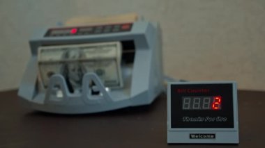 100 USD 'lik döviz değişimi. Kapatma para sayma makinesi dolar sayma makinası