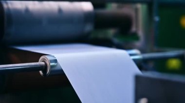 Şımartıcı üretimi için yakın plan bebek bezi, fabrika ve ekipman