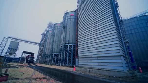 商业谷物粮仓在天空背景 用于农业收获的钢铁储存 — 图库视频影像