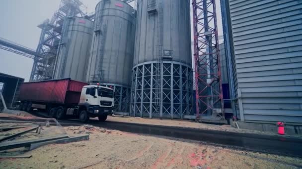 商业谷物粮仓在天空背景 用于农业收获的钢铁储存 — 图库视频影像