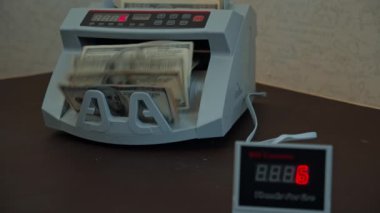 Para sayma makinesi dolar banknotları sayıyor