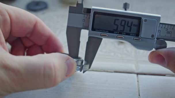 Metalen Stuk Meten Met Een Grotere Schuifmaat Werknemer Voert Defect — Stockvideo