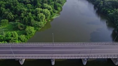 Hareket eden arabalı çok katlı kavşak yolunun hava aracı görüntüsü
