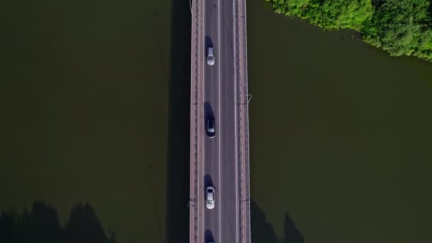 Plan Aérien Volant Dessus Long Rivière Vers Pont Voiture Conduisant — Video