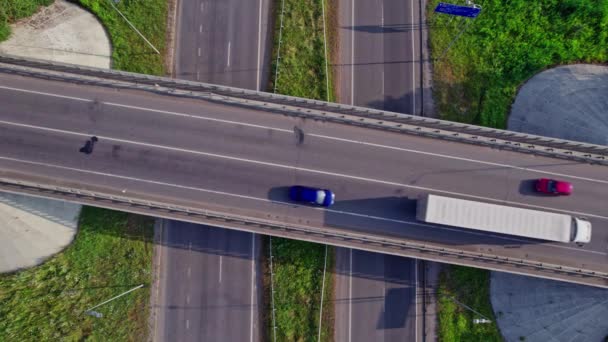 Autoroute Passage Supérieur Avec Voitures Camions Échangeur Carrefour Routier Deux — Video