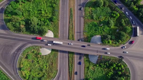 Boven Drone Schot Van Het Verkeer Rijden Rotonde Met Snelweg — Stockvideo