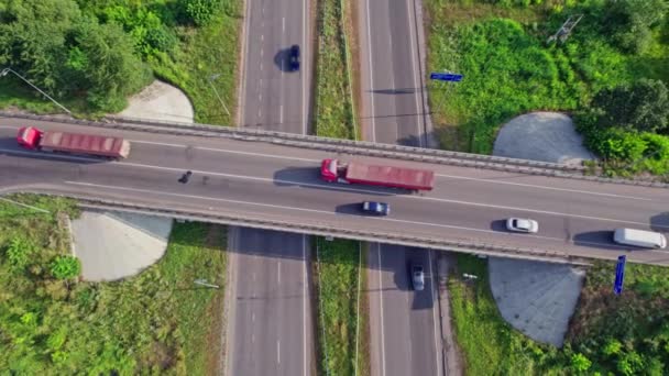 移動車と高速道路の複数レベルの接合道路の空中ドローンビュー — ストック動画