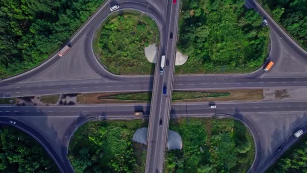 Autoroute Passage Supérieur Avec Voitures Camions Échangeur Carrefour Routier Deux — Video