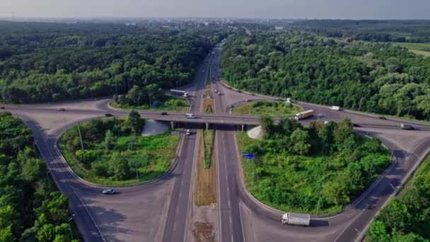 Les Voitures Déplacent Sur Carrefour Routier Plusieurs Niveaux Concept Urbain — Video