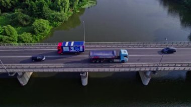 Nehri geçen köprüdeki araba trafiğinin hava görüntüsü.