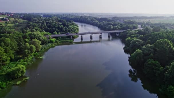 Αεροφωτογραφία Της Κυκλοφορίας Του Αυτοκινήτου Στη Γέφυρα Που Διασχίζει Ποτάμι — Αρχείο Βίντεο