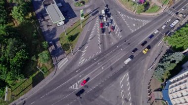 Kamera kavşağı ve yolda giden birçok aracı gözetliyor.