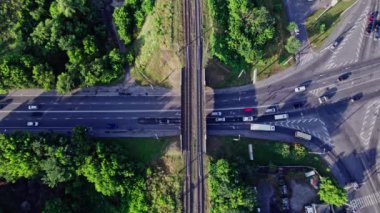Sabah tren yolu üzerindeki köprüde arabalar aktif olarak hareket ediyor.