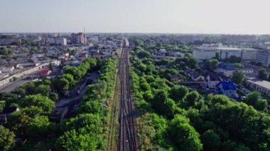 Şehirdeki demiryolu ve köprü manzarası