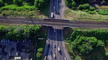 Hareket halindeki arabalar, demiryolu ve demiryolu köprüsünün havadan görünüşü