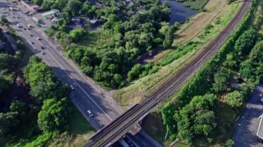 Demiryolu ve otoyol kavşağının hava görüntüsü