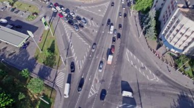 Modern şehirde trafik sıkışıklığında insansız hava aracı görüntüsü, şehir hayatı konsept görüntüleri.