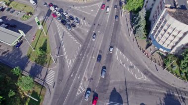 Şehirdeki yol kavşağındaki trafiğin yukarıdan aşağı görüntüsü
