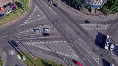 Modern şehirde trafik sıkışıklığında insansız hava aracı görüntüsü, şehir hayatı konsept görüntüleri.