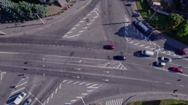 Modern şehirde trafik sıkışıklığında insansız hava aracı görüntüsü, şehir hayatı konsept görüntüleri.