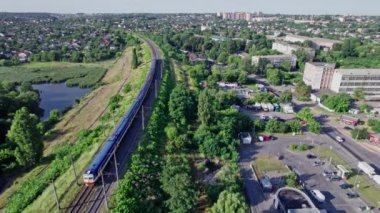 Şehirdeki demiryolu ve köprü manzarası